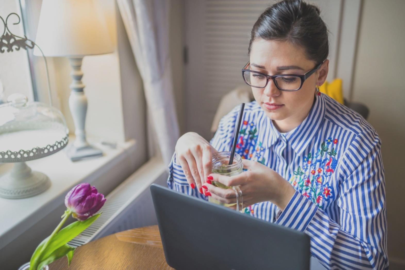 Estudiante aprendiendo conceptos de inversión y finanzas personales